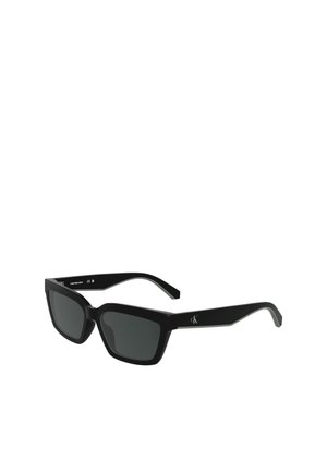 Schwarze rechteckige Sonnenbrille mit dunklen Gläsern, matte Oberfläche und dezentem Logo-Detail an den Bügeln. Leichter Rahmen aus Kunststoff.