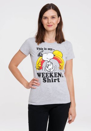 Grå bomulds t-shirt med farverigt Snoopy grafik og teksten "Dette er min... WEEKEND skjorte." Korte ærmer, klassisk pasform, blød tekstur.