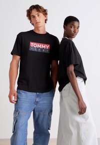 Tommy Jeans ENTRY TEE UNISEX - Camiseta estampada - black