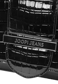 Sac en cuir verni noir avec texture crocodile, doté d'un rabat rectangulaire et d'une plaque logo en argent JOOP! JEANS.