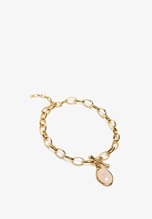 Bransoletka z łańcuszka złotej z owalnym zawieszką z kamieniem, składająca się z połączonych segmentów i zapięcia na zatrzask. Gładka tekstura i błyszczące wykończenie.