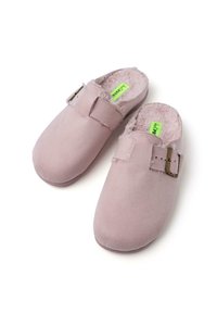 Zuecos de ante sintético rosa con un interior suave y acolchado, que cuentan con un detalle de hebilla y una puntera redondeada para mayor comodidad y facilidad de uso.