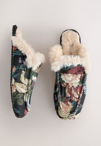 Pantofole senza lacci con motivo floreale, esterno intrecciato e testurizzato, base nera, fodera in pelliccia sintetica color crema e suole in gomma.