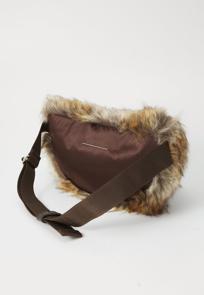 Geantă crossbody din satin maro, cu curea ajustabilă, decorată cu blană sintetică multicoloră pe margini, pe un fundal alb.