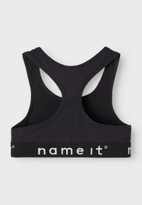 Soutien-gorge de sport noir avec un design dos nageur, fabriqué dans un tissu doux. Présente une bande noire avec "name it" en lettres blanches.