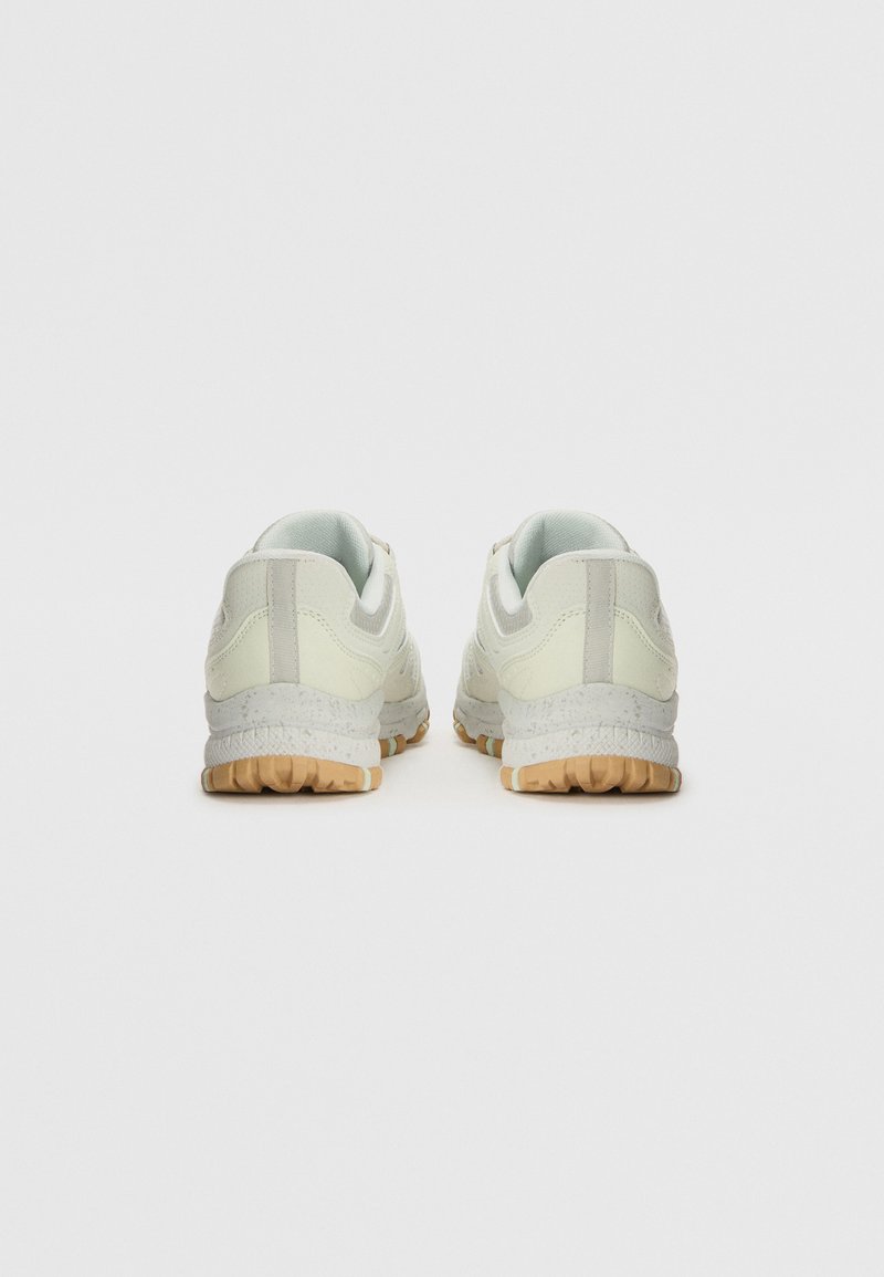 Baskets de sport vert clair avec une semelle blanche texturée et une semelle extérieure en gomme, au fini lisse et aux détails minimalistes.
