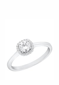 Vitguld ring med en rund centrsten omgiven av mindre stenar, med en slät band och polerad yta.