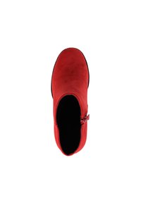 Botín de ante rojo hasta el tobillo con puntera redondeada, cremallera lateral y forro interior suave. Presenta un diseño minimalista y una suela plana.