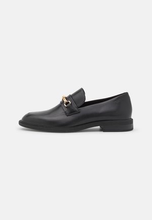 Schwarze Lederloafers mit runder Spitze, gesticktem Design und einem goldenen Hardware-Akzent vorne. Niedriger schwarzer Absatz. Glatte Textur.