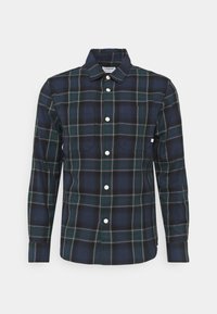 Camisa de cuadros en tonos azul marino y verde, de manga larga y con botones, cuello y botones blancos, exhibida plana sobre un fondo blanco.