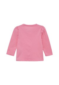 Rosa Langarm-Shirt für Kleinkinder mit leichten Schulterfalten, rundem Ausschnitt und geradem Saum, von hinten auf weißem Hintergrund gezeigt.