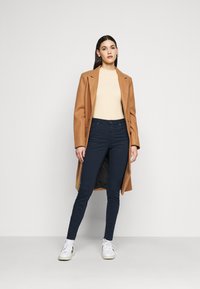 Vero Moda Tall HOT SEVEN  - Calças de ganga de corte skinny - navy blazer