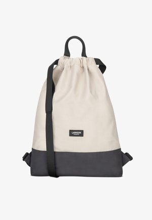 Batoh na sťahovanie v svetlej béžovej a tmavosivej látke. Obsahuje hornú rúčku, nastaviteľné popruhy a nášivku s logom na prednej strane.