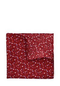 Czerwona kwiatowa chusta wykonana z lekkiego materiału, z małymi białymi, niebieskimi i brązowymi kwiatami na jednolitym czerwonym tle, z obszytymi brzegami.