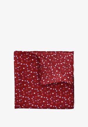 Czerwona kwiatowa chusta wykonana z lekkiego materiału, z małymi białymi, niebieskimi i brązowymi kwiatami na jednolitym czerwonym tle, z obszytymi brzegami.