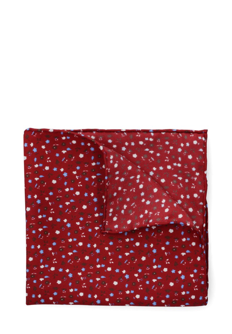 Czerwona kwiatowa chusta wykonana z lekkiego materiału, z małymi białymi, niebieskimi i brązowymi kwiatami na jednolitym czerwonym tle, z obszytymi brzegami.