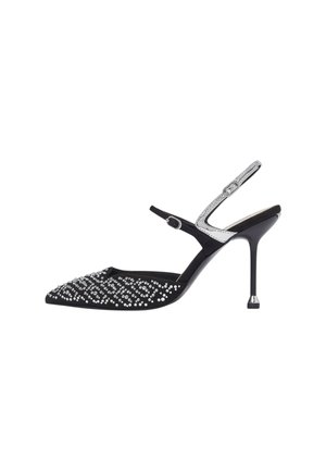 Décolleté nera con punta affilata, tacco alto, decorata con borchie argentate e doppio cinturino alla caviglia, uno nero e uno in argento metallizzato.