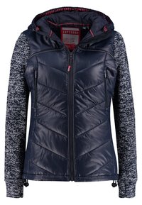 Marynarka w kolorze granatowym z pikowanym, błyszczącym przodem oraz teksturowanymi, wzorzystymi rękawami. Posiada kaptur, pełny zamek oraz regulowany dół ze sznurkami. 