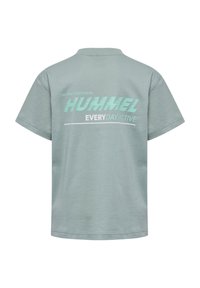 Jasnozielony T-shirt, krótki rękaw, okrągły dekolt, z nadrukowanym logo "HUMMEL" oraz "EVERYDAY ACTIVE" w kontrastowych kolorach z tyłu.