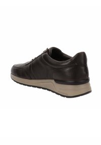 Sneaker in pelle marrone con punta rotonda, colletto imbottito e suola beige a contrasto con dettagli testurizzati sui lati.
