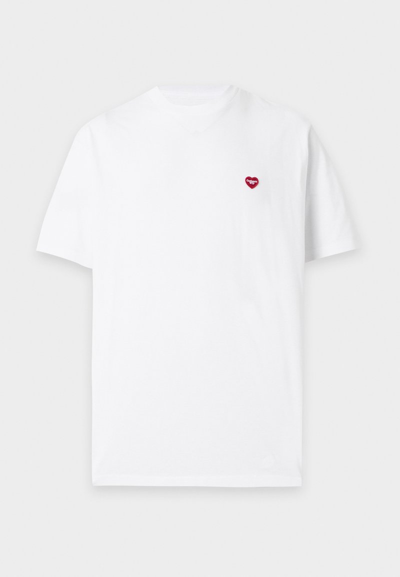 Schlichtes weißes T-Shirt mit kurzen Ärmeln und kleinem rotem Herz-Emblem auf der linken Brustseite vor hellgrauem Hintergrund.