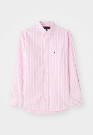 Camicia button-up a maniche lunghe color rosa chiaro con righe verticali bianche, dotata di taschino sul petto e un piccolo logo sulla tasca.