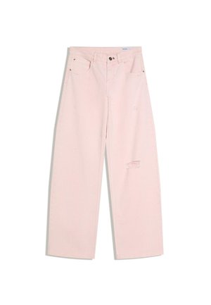 Jean rose clair à jambes larges avec poches avant, fermeture par bouton et fermeture éclair, et une petite déchirure usée sur la cuisse droite.