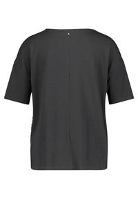 Czarny, krótki T-shirt z zaokrąglonym dekoltem i centralnym guzikiem z tyłu. Wykonany z miękkiego materiału o luźnym kroju.