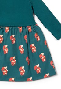 Tealfarbenes langärmeliges Kleid mit einem strukturierten Strickoberteil und einem gerafften Rock mit einem sich wiederholenden Muster aus orangefarbenen und weißen Füchsen.