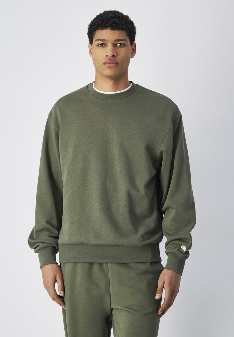 Felpa verde realizzata in morbido materiale, con colletto rotondo, polsini a coste e vestibilità rilassata. Include un logo discreto sul lato.