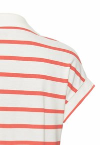 Kurzärmliges Poloshirt mit weißem Grund und kräftigen korallenfarbenen Streifen. Verfügt über einen gerippten Kragen und umgeschlagene Ärmel, hergestellt aus strukturiertem Stoff.