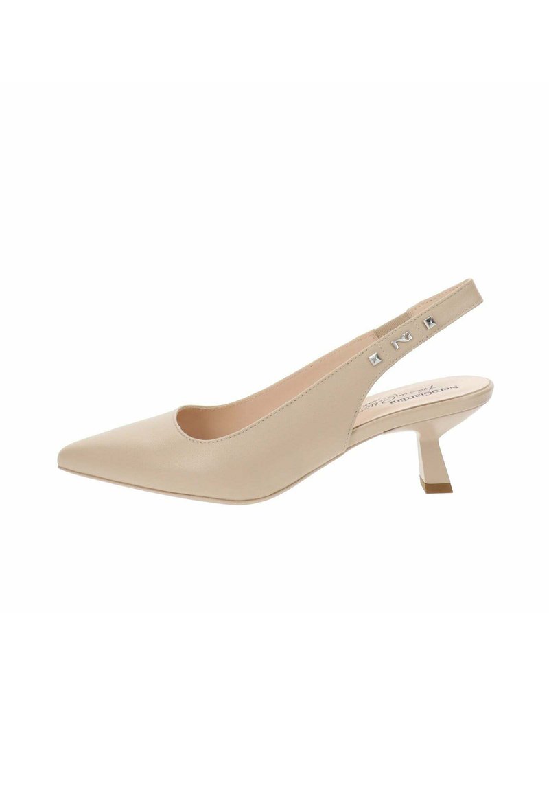 Beige leren slingback pump met een spitse neus, minimale stiksels en een kleine blokhak. Zilveren hardware accenten op de band. Glad materiaal.