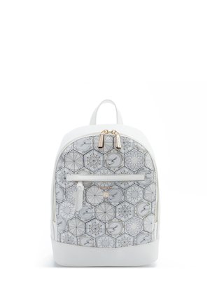 Zaino bianco e grigio con motivo geometrico a esagoni, tasca frontale con cerniera, tiretti della zip dorati e maniglia superiore per il trasporto.