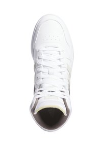 Scarpe sportive bianche con parte superiore in pelle liscia, chiusura con lacci e accenti marrone chiaro. Presentano perforazioni per la traspirabilità e un collo imbottito.