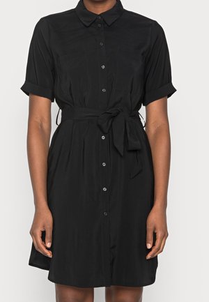 Sort skjortekjole med afslappet pasform, der har krave, korte ærmer, knapper foran og bælte i taljen, der bindes. Glat, letvægtsstof.