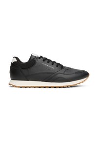 Sneaker nera in pelle sintetica con accenti bianchi, design perforato e suola in gomma testurizzata. Presenta una chiusura con lacci e dettaglio del logo.