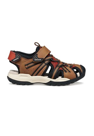 Sandale de plein air Geox marron et noire avec bandes Velcro, bout ouvert, accents rouges, semelle rembourrée et design respirant pour enfants.