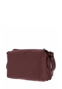 Schultertasche in kastanienbraunem Muster mit rechteckiger Form, aus strukturiertem Stoff gefertigt. Verfügt über einen Reißverschluss und einen gepolsterten Schulterriemen.