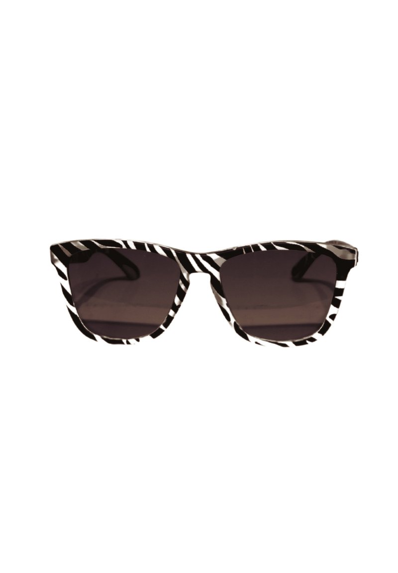 Gafas de sol con patrón de cebra en blanco y negro, diseño de ojo de gato y lentes oscuros. Cuentan con montura de plástico grueso y textura suave.