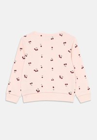 Jasnoróżowa bluza z nadrukiem rozrzuconych wiśni w ciemnoczerwonym i zielonym kolorze. Miękki materiał, okrągły dekolt oraz ściągacze przy rękawach.