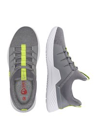 Szare buty sportowe z tekstylną cholewką, zielonym akcentem oraz białą teksturowaną podeszwą. Posiadają sznurówki i wyściełane wnętrze.