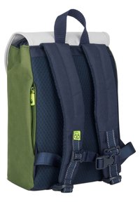 Batoh so zelenou spodnou časťou a námorníckymi modrými popruhmi, textúrovaná tmavá látka, dizajn s rolovacím vrchom a malá zipsová vrecko so zeleným ťahákom.