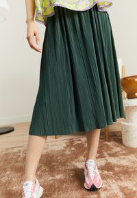 Samsøe Samsøe UMA SKIRT - Saia plissada - garden topiary