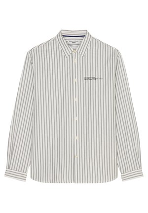 Chemise blanche à manches longues avec fines rayures verticales noires et petit texte noir sur la poitrine gauche, posée à plat.