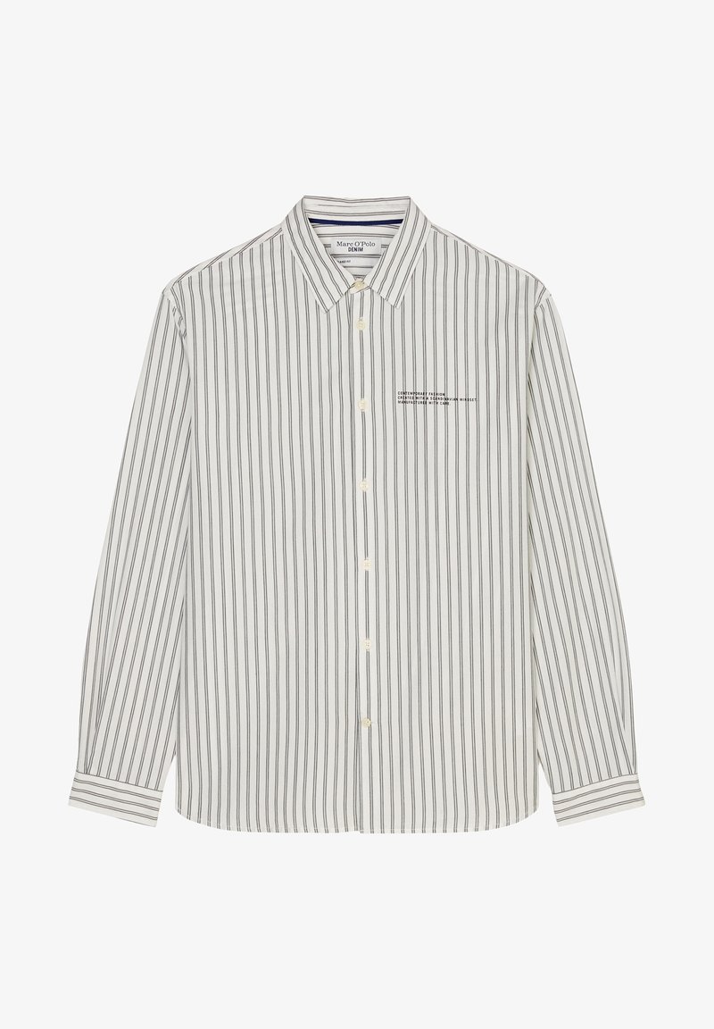 Chemise blanche à manches longues avec fines rayures verticales noires et petit texte noir sur la poitrine gauche, posée à plat.