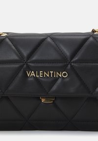 Schwarze, gepolsterte Lederhandtasche mit goldenem "VALENTINO"-Logo. Verfügt über einen Klappenverschluss und diagonales Steppmuster. Goldene Hardware-Akzente sind vorhanden.