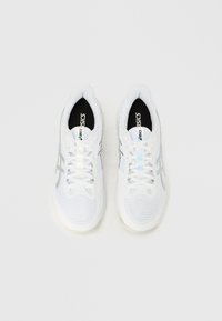 Paire de chaussures de course blanches ASICS avec semelles intérieures noires et détails réfléchissants, vues de dessus sur un fond blanc.