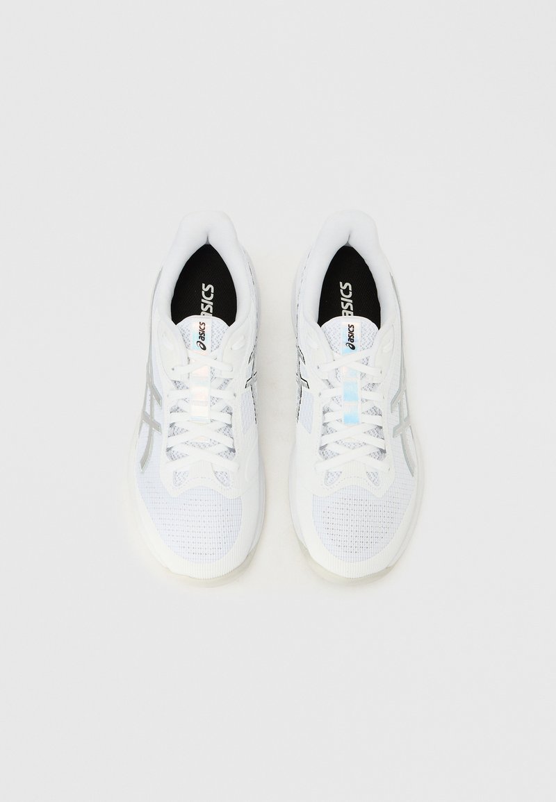 Paire de chaussures de course blanches ASICS avec semelles intérieures noires et détails réfléchissants, vues de dessus sur un fond blanc.