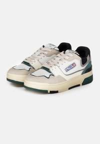 Sneaker bianchi e grigi con accenti verdi, dotati di una superficie testurizzata, chiusura con lacci, colletto imbottito e suola in gomma. Logo di lato.