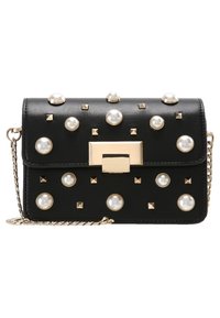 Borsa a spalla in pelle nera con hardware dorato, decorata con borchie a forma di rotonda e piramidale, e una finitura testurizzata. Include una tracolla a catena.